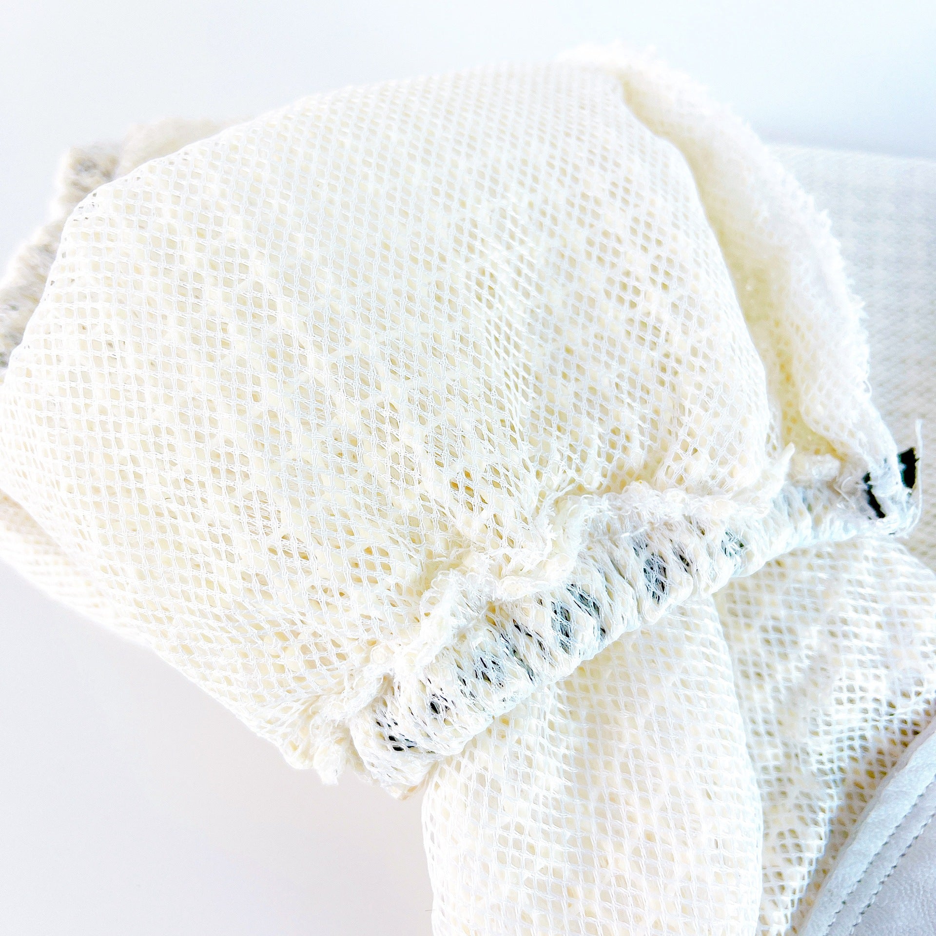 anti-bee gloves with breathable mesh
